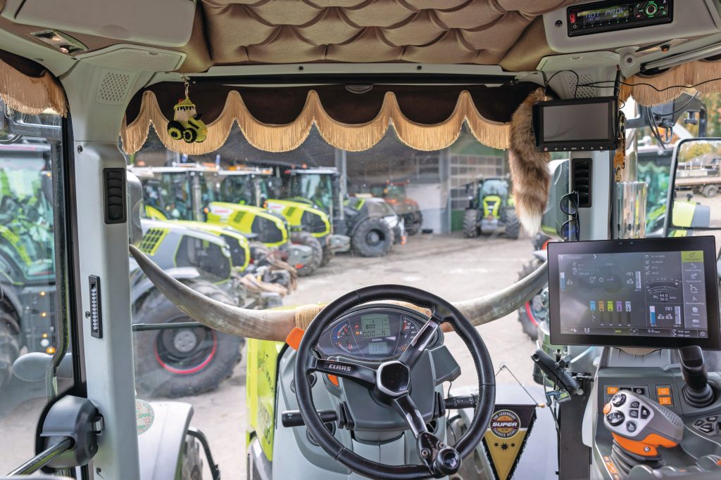 Het interieur van sommige trekkers is gestoffeerd. Volgens Timmer hebben de medewerkers hierbij veel inspraak, zij bepalen hoe de trekkers eruit komen te zien.