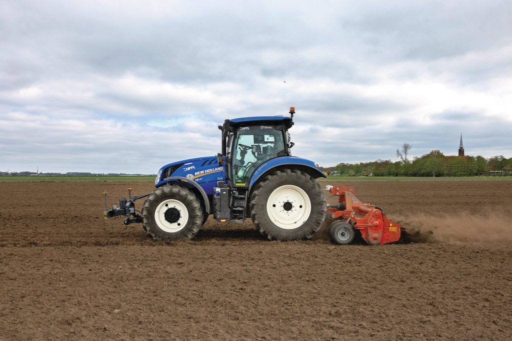 Zodra je onbemand of autonoom werkt, is RTK-correctie noodzakelijk. Voor de taak, maar ook omwille van de veiligheid opdat de combinatie de perceelsgrens niet passeert. Geen RTK-correctie betekent dan stilstand. Foto: Peter Roek