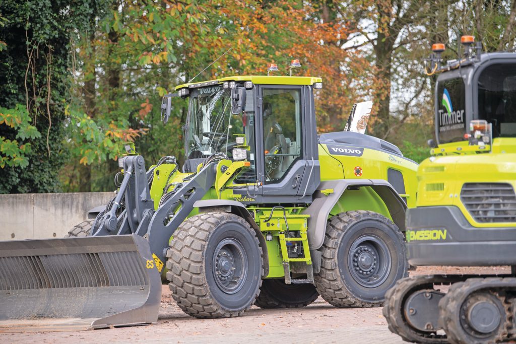 Zelfs de Volvo-shovel en de elektrische rupskraan zijn Claas-groen gespoten. Het is een bijzonder gezicht. Ze passen zo goed bij de rest van het machinepark.