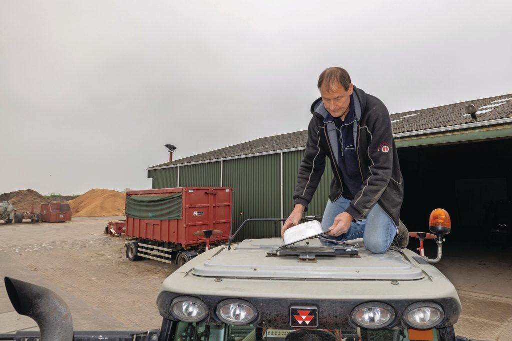 Let er bij het terug- of overplaatsen van een GNSS-ontvanger op dat die op exact dezelfde positie komt. Anders kun je te maken krijgen met een kleine afwijking van de lijn (drift). Geen punt bij een vaste houder, wel bij een magneetvoet. Foto: Peter Roek