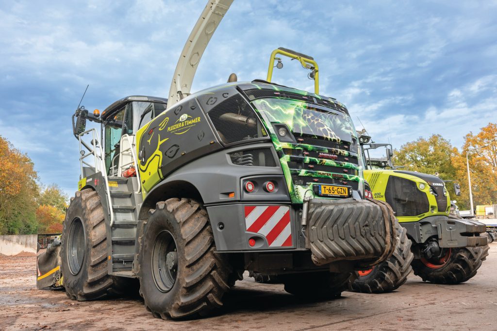Een Claas Jaguar waar je geen tweede van tegenkomt. Met een jaguar op de achterkant en op het dak is de hakselaar het pronkstuk van Timmer.