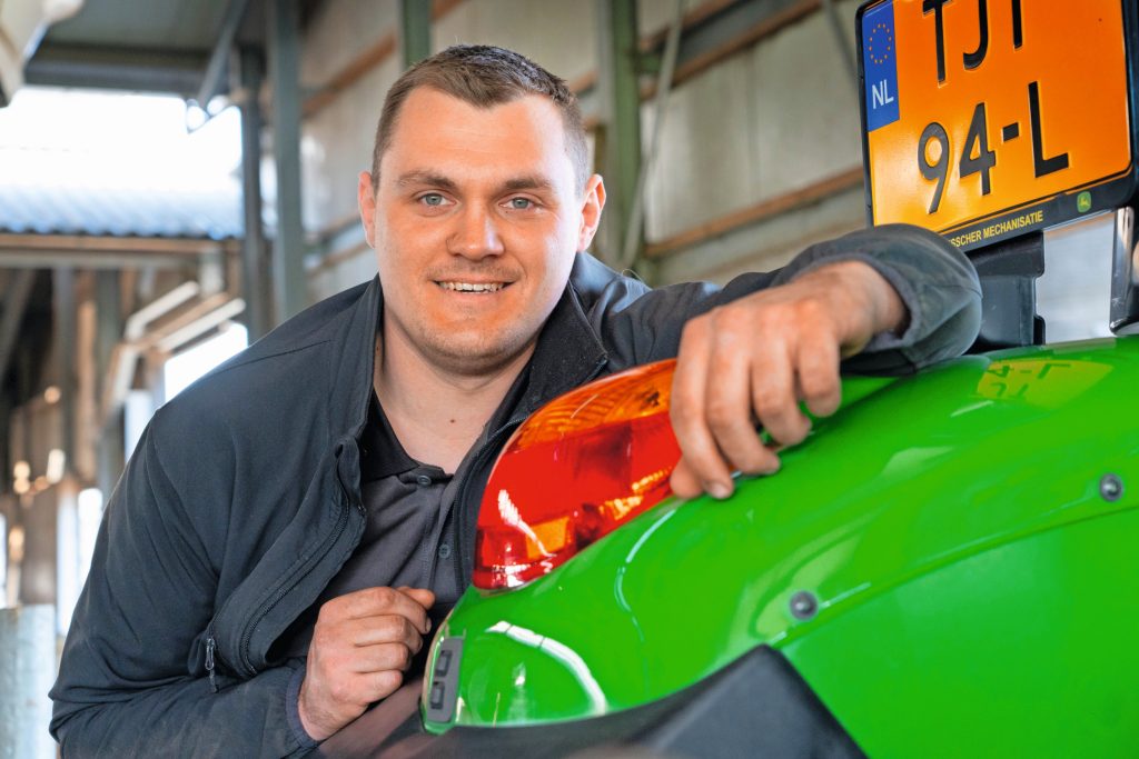 De Trekkerpoetser Mark Lukhver (25) is fulltime bezig met het grondig reinigen van trekkers, shovels, verreikers en hakselaars. Hij wordt ingehuurd door landbouwmechanisatiebedrijven of boeren.