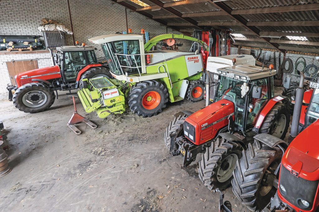 De werkplaats doet tevens dienst als machineberging. Meer ruimte is een wens, al staan alle machines met wat passen en meten onder dak. Rechtsachter zie je de 9-meterse SIP-vlindermaaier.