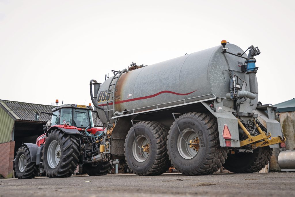 Investeren in een bandendrukwisselsysteem vond de melkveehouder te prijzig, dus is in de winter zélf een systeem bedacht en gebouwd. Inclusief compressor, die in de zelfgebouwde frontbumper is verwerkt.