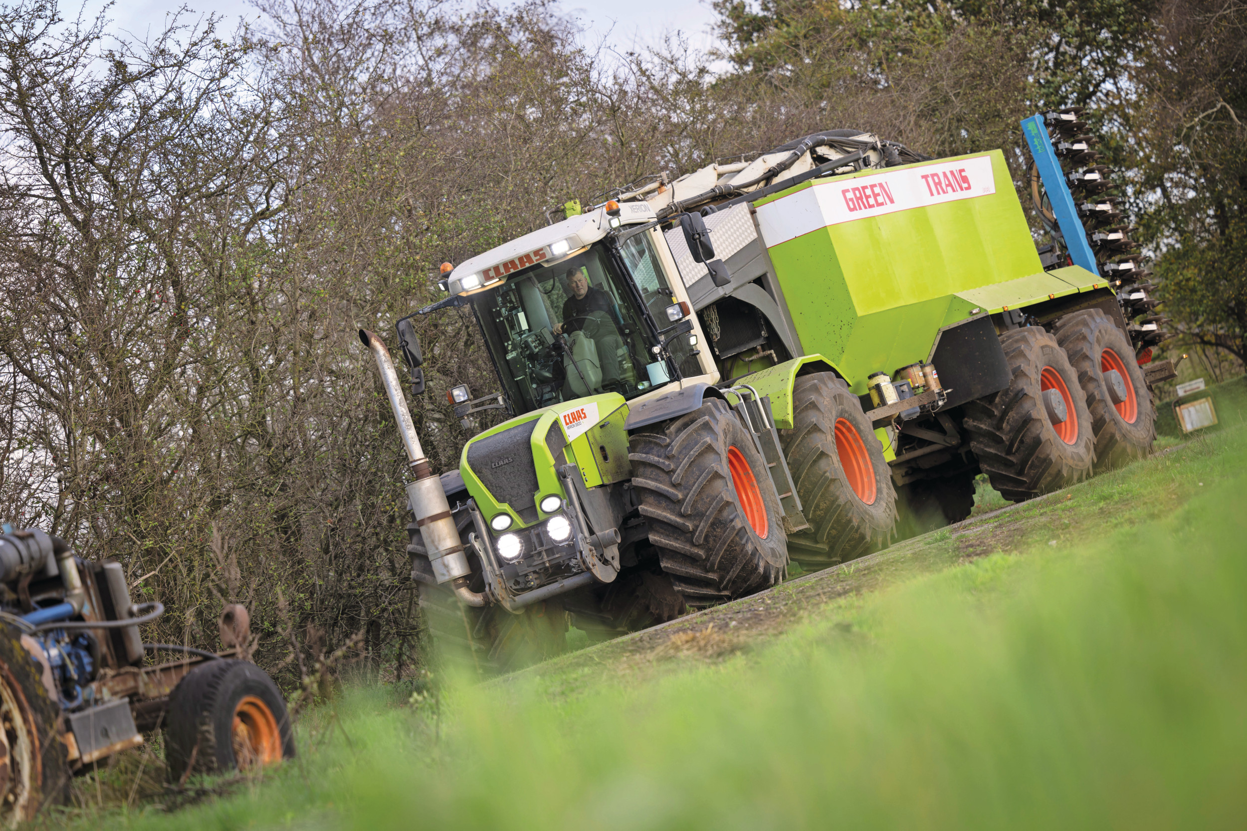 De Claas Xerion 3300 staat hier voor de door loonwerker annex constructeur Kaj Petersen zelfgebouwde Green Trans-mesttank van 22 kuub. Deze heeft wielaandrijving en hondengang. Foto's: John Christensen