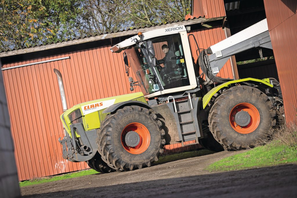 De 3300 is het werkpaard van loonwerker Kaj Petersen. “Die blijft hier zolang we mest hebben om uit te rijden.”