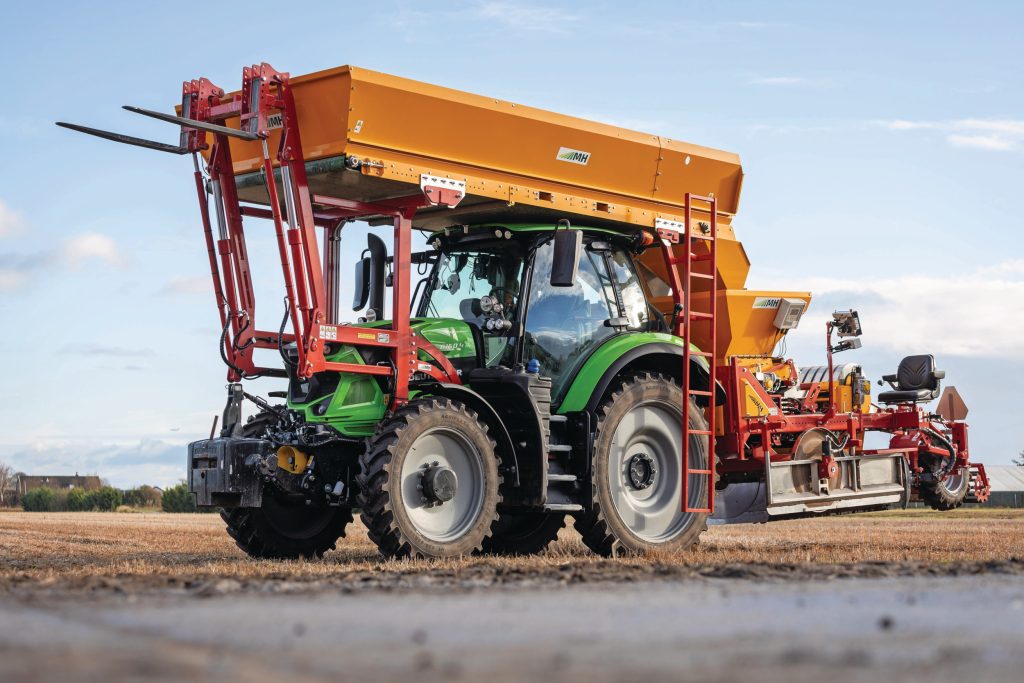Bloembollenteler Kees van Haaster & Zonen teelt tulpen (32 ha), hyacinten (30 ha) en narcissen (6 ha). De Deutz-Fahr 6160.4 staat de ene helft van het jaar voor de planter en de andere helft voor een rooier. Foto: Bob Karsten