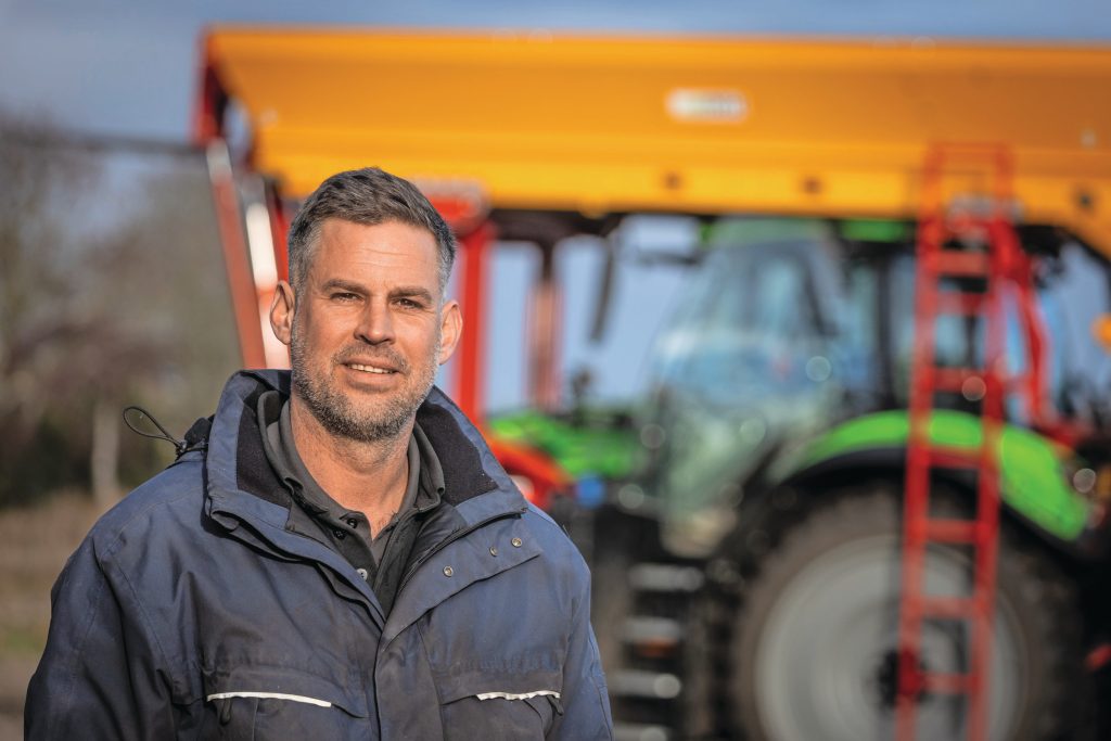 Ron van Haaster (39), bollenteler in De Zilk (Z.-H.): “Ik vind het iMonitor-beeldscherm erg handig. Daarin kun je allerlei zaken heel precies instellen.“ Foto: Bob Karsten