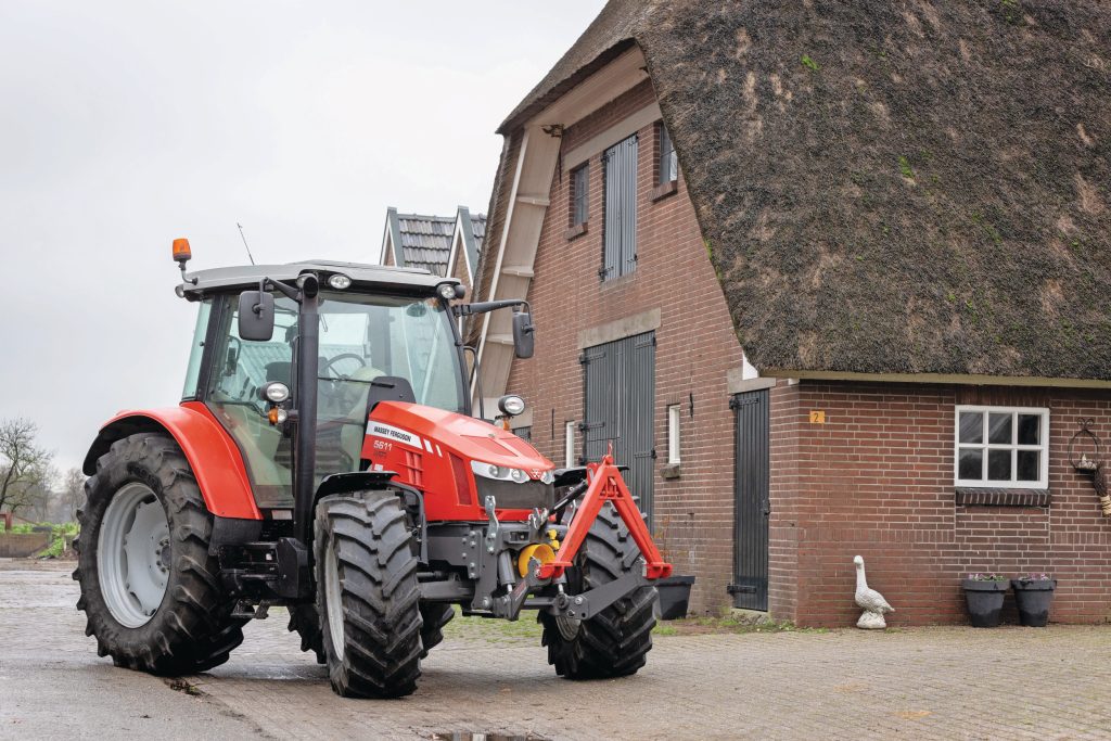 Oolman kocht de 5611 Dyna-4 jong gebruikt. Hij gebruikt 'm zo’n 500 uur per jaar. De trekker heeft inmiddels 4.100 uur gedraaid, waarvan de meeste uren voor een 7,5-kuubs mesttank met 6 meter bemester.