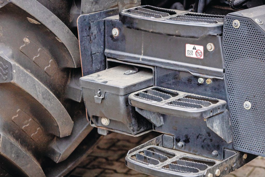 Velen ergeren zich aan de gereedschapskist, want die zit aan de rechterkant. Bovendien heb je het contactsleuteltje nodig om de kist te ontgrendelen. Als je het slotje niet gebruikt, loop je het risico dat-ie eruit schiet en je eroverheen rijdt.