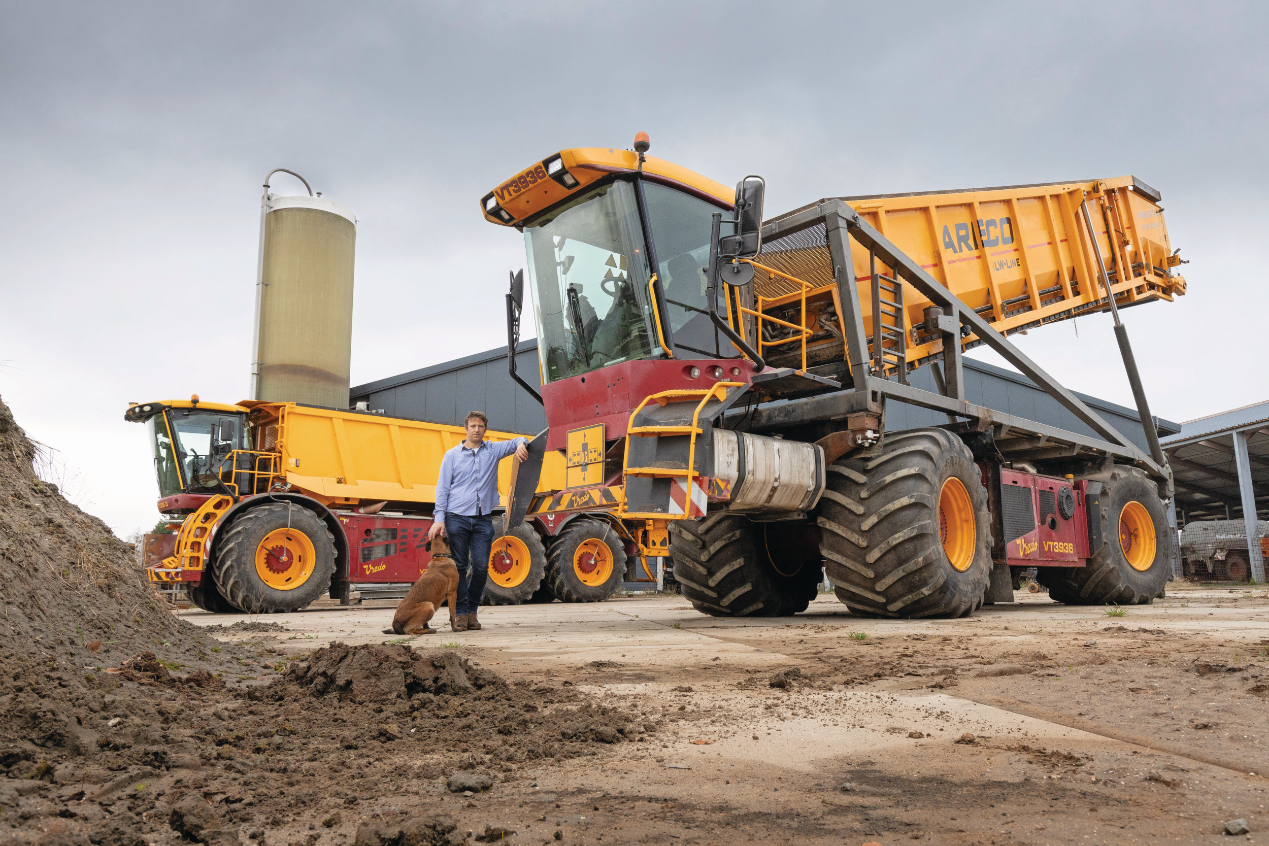 Sleutelaar Wouter Verhulst in Stabroek (B) staat bij zijn twee meest recente aanwinsten: een verbouwde Vredo VT3936 met hooglosser en een drie-asser met breedstrooier. Foto's: Bob Karsten