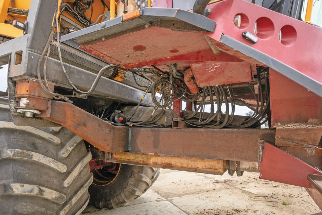 De sleutelaar laste een 400 millimeter H-balk voorop aan het chassis, geschoord naar beneden toe. Daar staat de cabine op. De zijkanten van de H-balk zijn dichtgelast, omdat door het gewicht bleek dat de cabine wat zijdelings deinde.