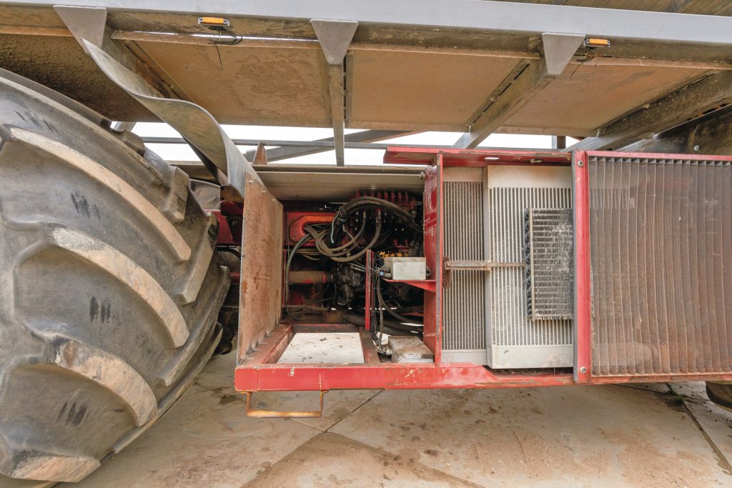 Ook de dieseltank is naar voren verplaatst. Dit komt de gewichtsverdeling ten goede en de motor en aandrijving zijn zo goed toegankelijk.