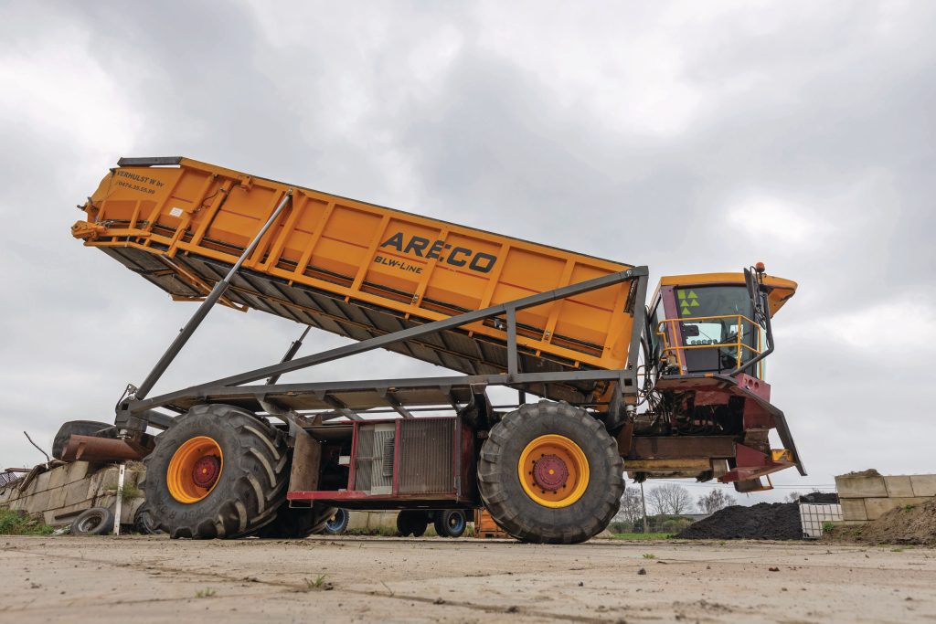 Verhulst kan hiermee tot zo'n 5 meter hoogte lossen. De bak steekt ongeveer 1 meter over naar achteren. De sleutelaar overweegt nog om een reinigingsset met axiaalrollen achterop te bouwen.