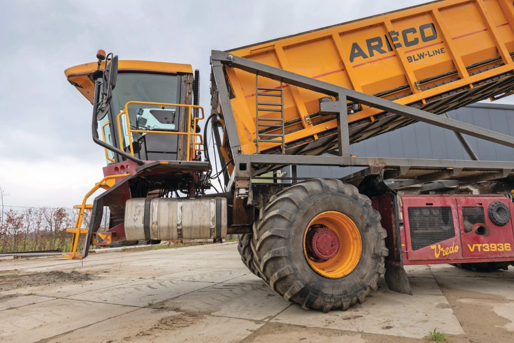 De cabine is 2 meter naar voren verplaatst. Zo kon Verhulst de bak in het midden van het chassis plaatsen. De gewichtsverdeling klopt behoorlijk: van de ruim 21 ton totaal rust er met een lege bak 500 kilo meer op de achteras dan voor.