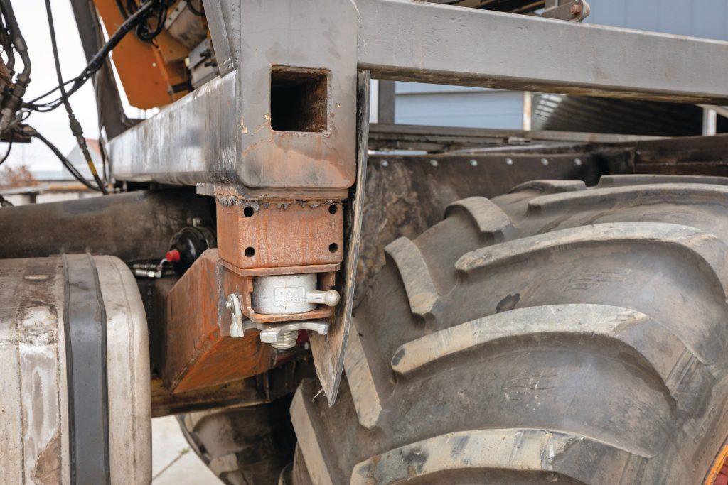 De hooglosseropbouw steunt origineel aan de voor- en achterzijde op twistlocks. Daartoe laste de sleutelaar twee forse steunen van 15 tot 20 millimeter dik staal met vooral driehoekvormen in elkaar. Voor de zekerheid laste Wouter ook twee extra steunen in het midden van de bakopbouw.