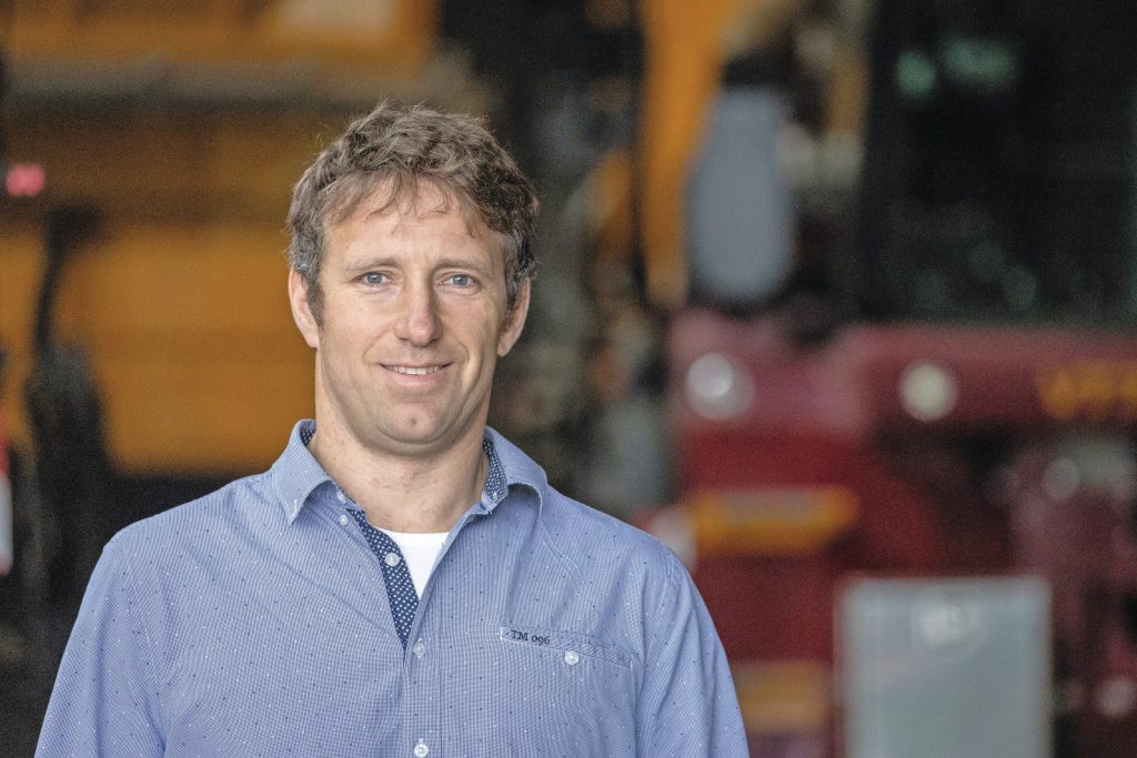 Wouter Verhulst (42) heeft in Stabroek (B) een grondverzetbedrijf en doet daarnaast agrarisch loonwerk. Verhulst heeft het plan opgevat om zichzelf met een zelfrijdende overlaadwagen en -strooier te verhuren. Hij zoekt daarvoor nog klanten of partners.