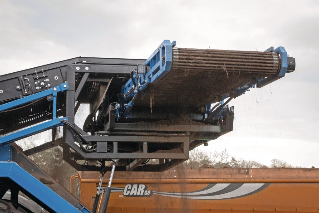 De dwarsafvoer bestaat uit vijf delen en uitgeklapt is deze 8 meter breed. Hij kan naar beide kanten lossen en 1,2 meter naar beide kanten verschuiven.