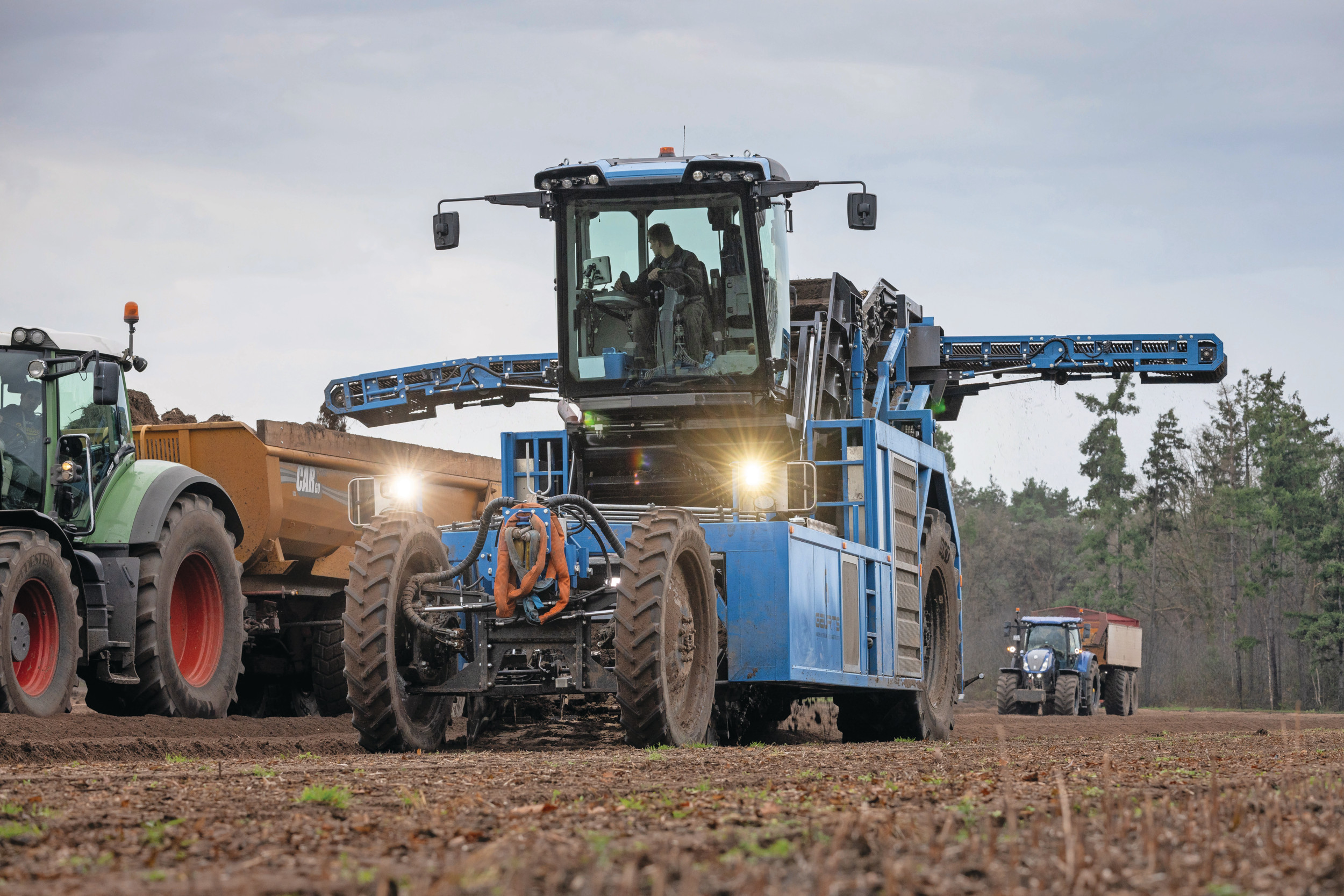 Geurts Machinebouw en Constructie in Oostrum (L.) bouwde een zelfrijdende lelierooier voor Van Osch Groenteproducties in het naburige Leunen. Foto's: Bob Karsten