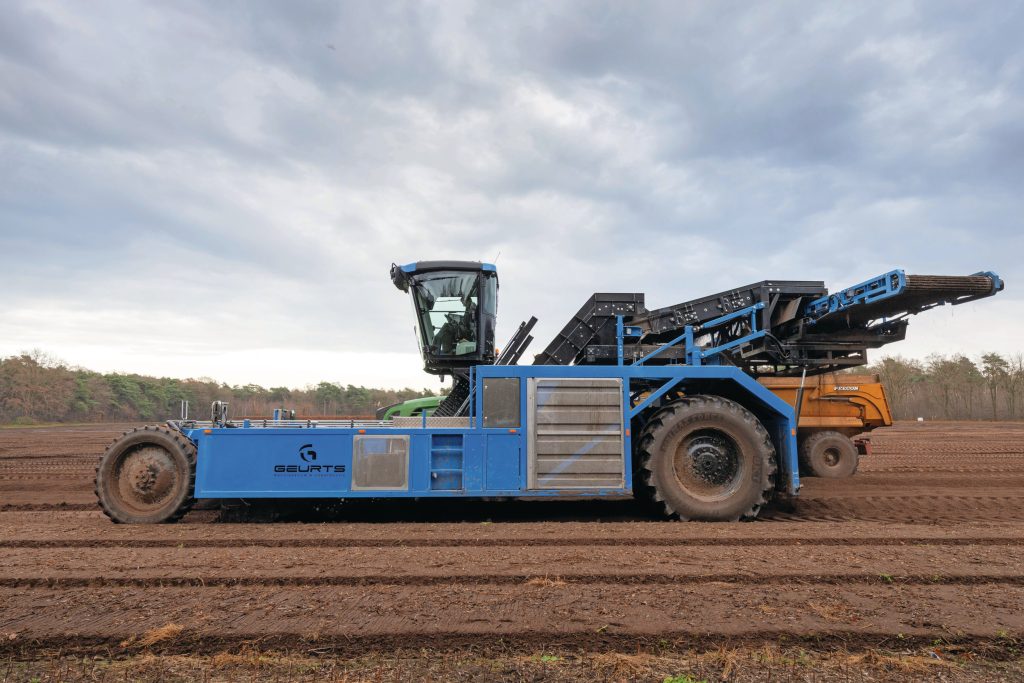 Aan de voorzijde, in het frame, zijn twee dieseltanks (totaal 680 liter) geplaatst en twee olietanks. Van beide één aan elke kant, voor de gewichtsverdeling. De tanks zijn naar voren gehaald om gewicht op de vooras te krijgen. Met volle tanks is de aslast voor 6 ton, achter is dat 15 ton.
