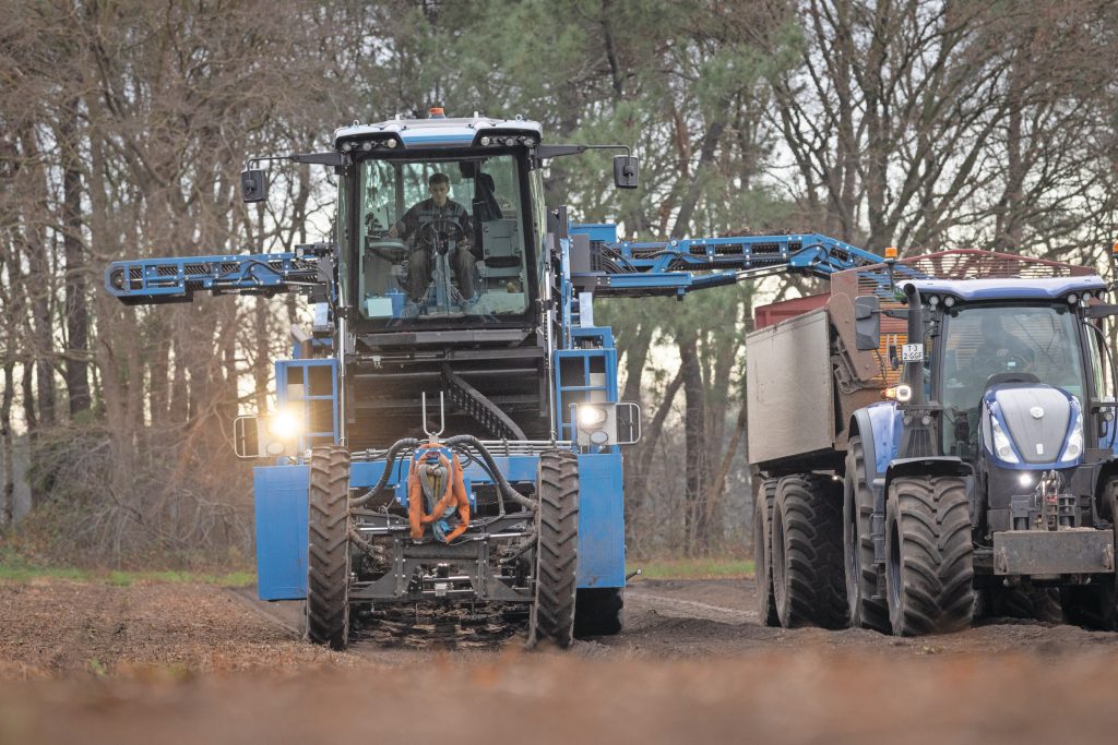 De rooier staat op 2,20 meter spoor (3 meter buitenwerks). De lelies staan op 1,80 meter brede plantbedden. De rooier is daarom voorzien van hondengangbesturing, zodat het achterwiel niet over het naastliggende plantbed rijdt. De vooras is voorzien van een sideshift, zodat de rooibek ondanks de hondengang midden in het plantbed rooit.