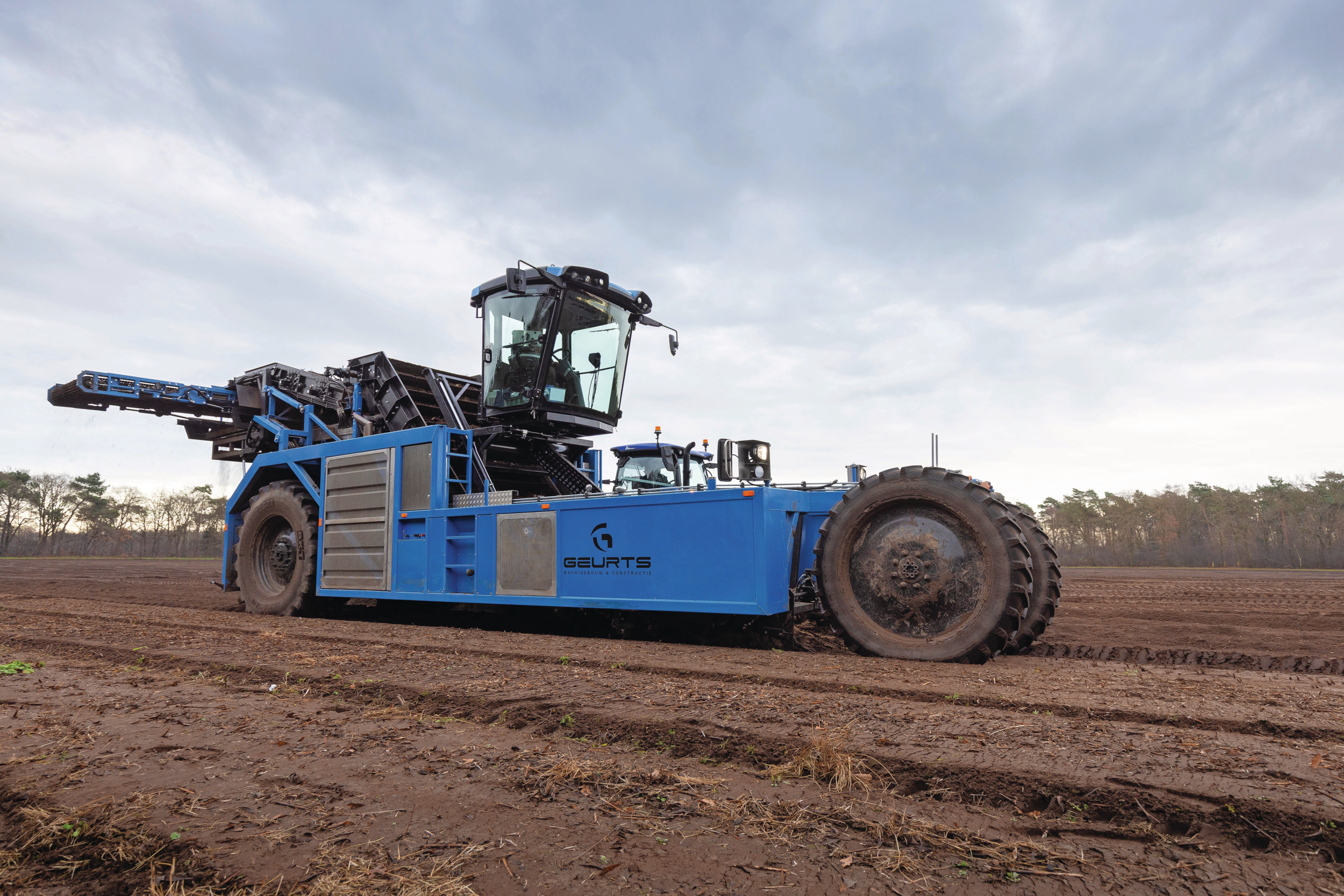 Geurts Machinebouw en Constructie heeft een zelfrijdende lelierooier gebouwd met 2,3 meter hoge achterwielen. Foto's: Bob Karsten