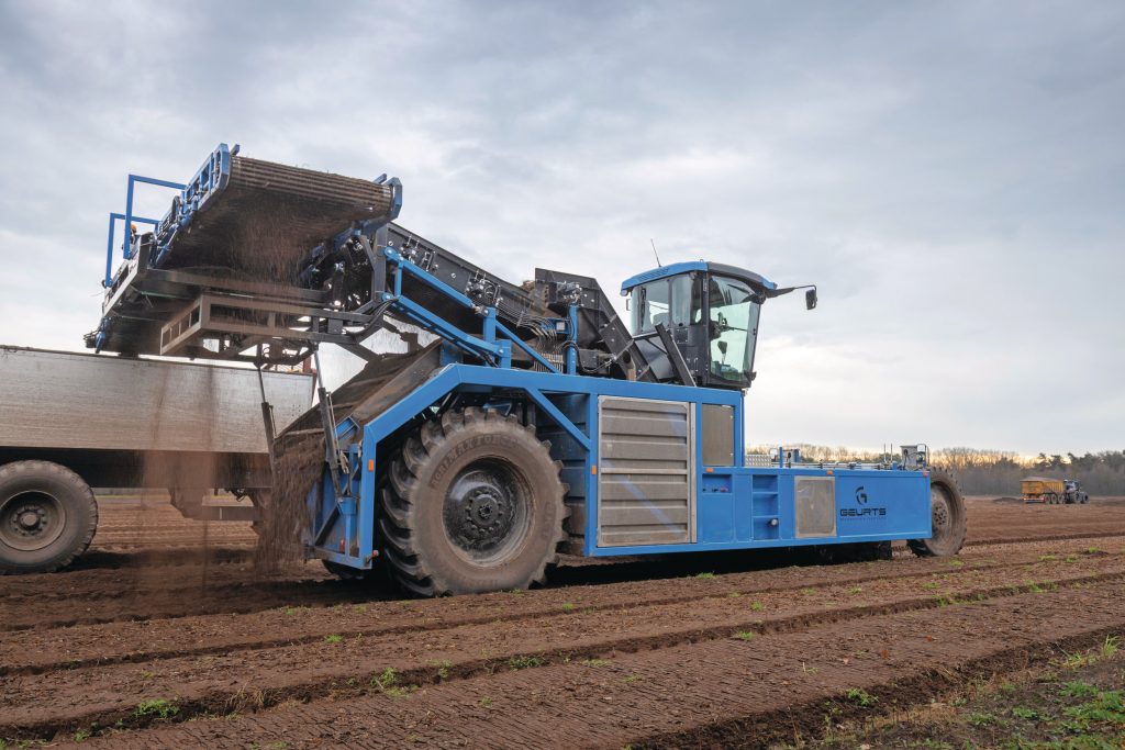 De derde rooimat zorgt voor de hoogtemeters, waarbij de bollen direct achter de cabine naar bijna 4 meter hoogte stijgen. Daardoor passen er hoge wielen onder de rooier en is er geen elevator nodig.