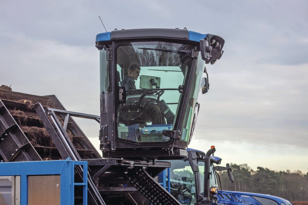 De Lochmann-cabine kan hydraulisch heffen (tot maximaal 5,4 meter hoogte) en kan draaien.
