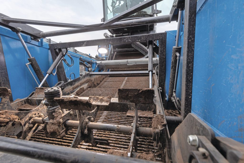 De vooras is voorzien van een sideshift-functie. Zo zit de opname ondanks de hondengangbesturing altijd midden in het plantbed.