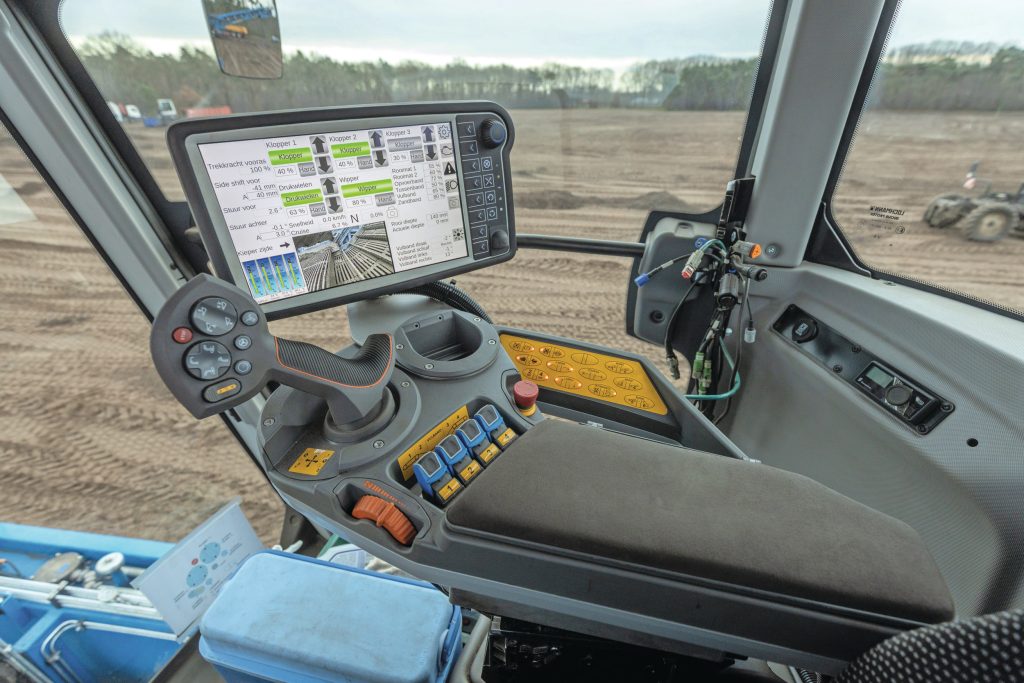 De cabine komt van het Italiaanse Lochman en de armleuning uit een Fendt Katana-hakselaar. Geurts koos voor die laatste omdat het bedienen van een hakselaar (of maaidorser) overeenkomsten heeft met het rooien. Bovendien zijn er veel proportionele ventielen aanwezig.