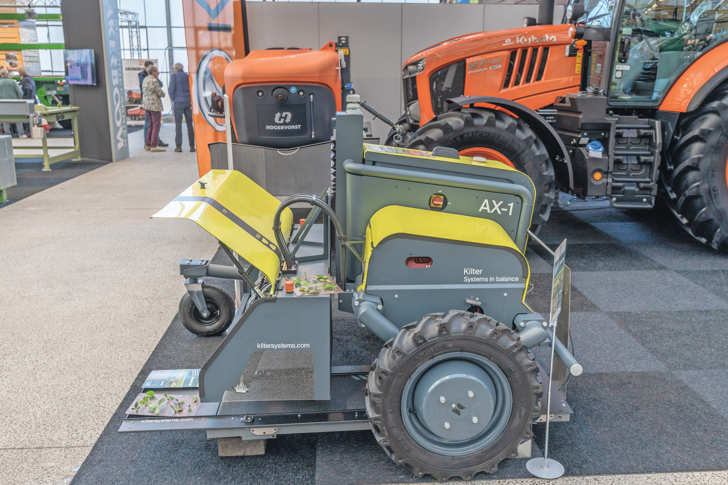 De AX-1-robot van de Noorse fabrikant Kilter staat hier op de Mechanisatietentoonstelling Bollenstreek (SMTB) in Vijfhuizen (N.-H.). Het driewielige voertuig werkt met een soort spotspraysysteem. Hogervorst Mechanisatie is dealer van het merk geworden en gaat de Kilter-robot inzetten in de tulpenteelt. Foto's: Bob Karsten