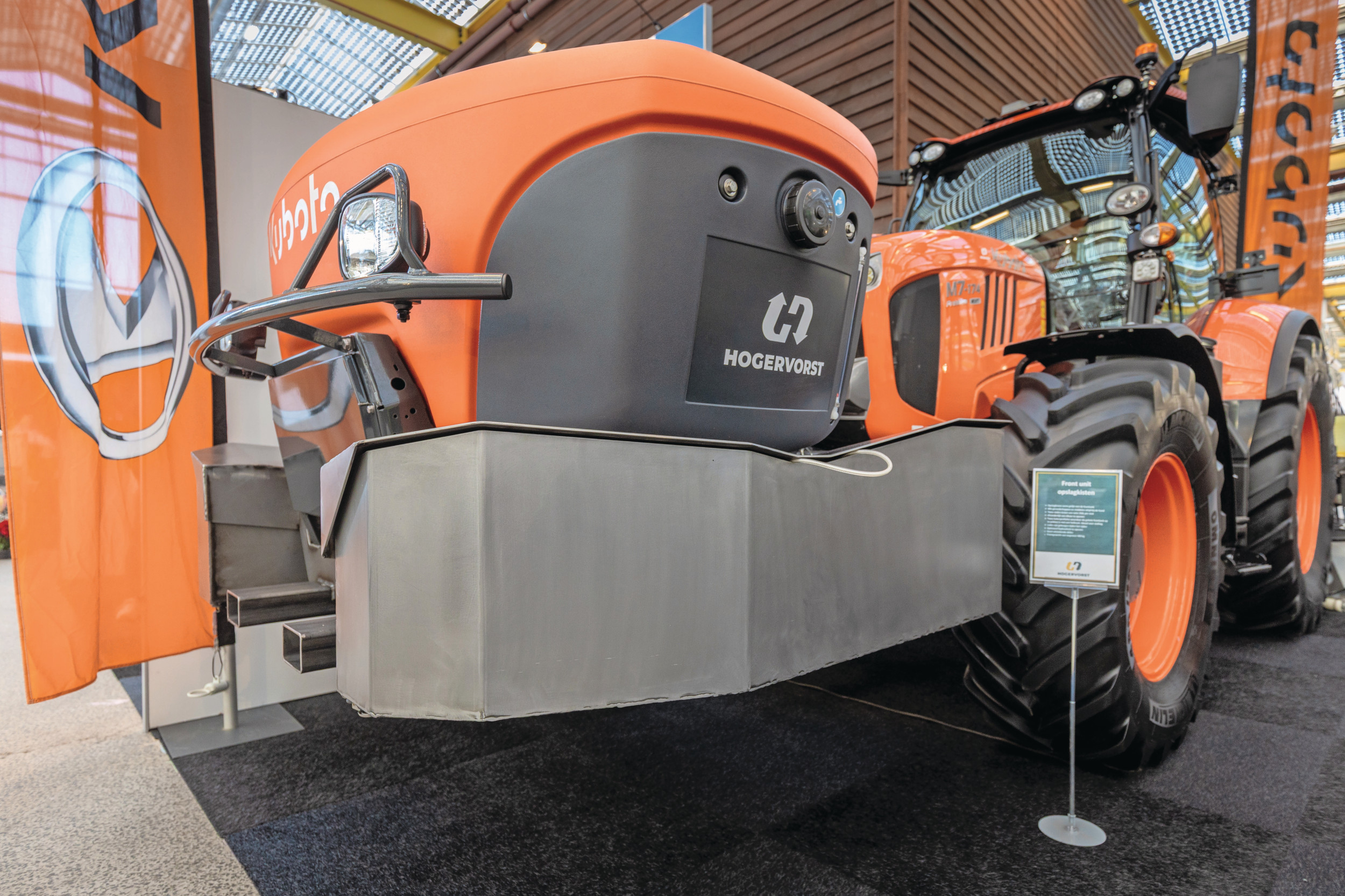 Mechanisatiebedrijf Hogervorst heeft een onderbouw ontwikkeld voor een fronttank van een Kubota-spuitmachine, met aan weerszijden ruim 250 liter grote kisten. Foto: Bob Karsten