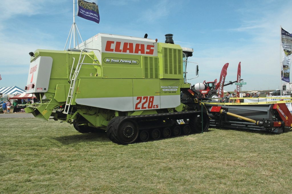 Farm Progress 2013: de Commandor 228CS van de gebroeders Birky (Foosland, VS). Hun loonbedrijf gaat voornamelijk met rupsvoertuigen het land op, waaronder Claas Lexions. De Commander op rupsen is een exoot onder de toch al relatief zeldzame Commanders, en is terugverkocht naar Harsewinkel. Foto: Martin Smits