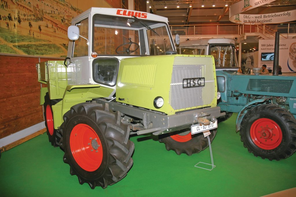 Agritechnica 2013: de Claas HSG, oorspronkelijk bedoeld als experimenteel voertuig (1968-1972) voor het ontwikkelen van hydrostatische transmissies voor maaidorsers, maar al snel doorontwikkeld naar een trekkerproject. Het plan was om samen met Daimler-Benz een trekker voor het zwaardere segment te ontwikkelen. Het plan strandde deels door bezuinigingen bij Claas, deels waarschijnlijk ook door hoge ontwikkelingskosten om tot een goed product te komen en beperkte verwachtingen van de markt. Mercedes-Benz had parallel de MB Trac ontwikkeld en toonde type 65/70 op de Agritechnica in 1972 voor het eerst aan het publiek. Toch wordt het HSG-project (Hydrostatisches Getriebe) gezien als voorloper van Project 207, dat leidde tot de productie van de Claas Xerion. Foto: Martin Smits