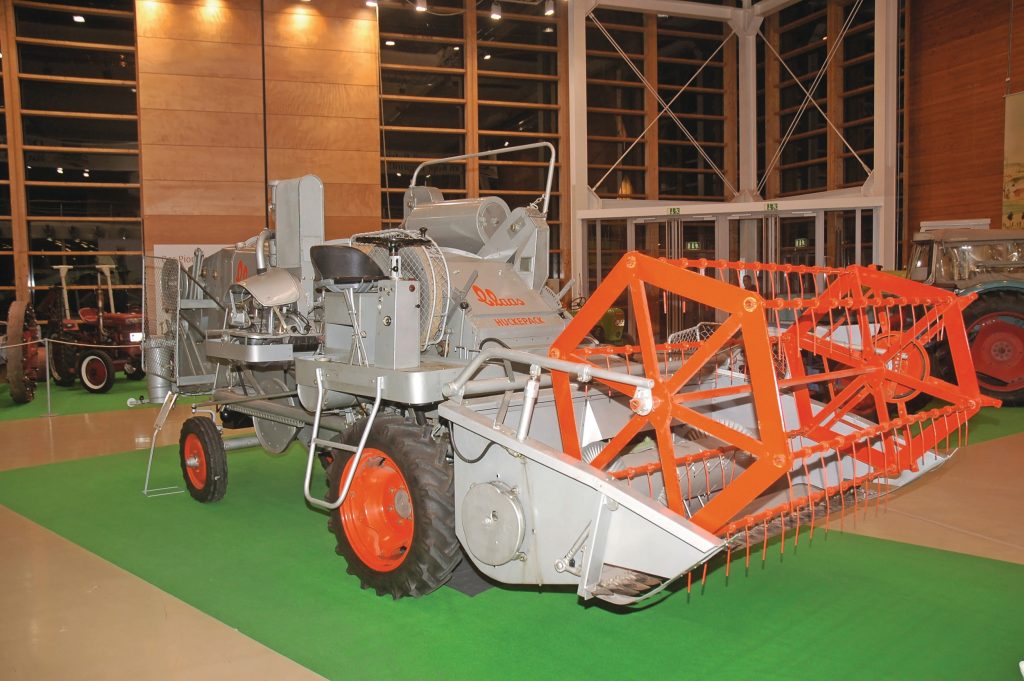 Claas Huckepack op de Agritechnica 2013. Dat het bestuurdersplatform aan de rechterkant zit, is waarschijnlijk zo gekozen om de werktuigendrager in omgekeerde rijrichting voor ander werk te gebruiken. Meer als trekker? Foto: Martin Smits