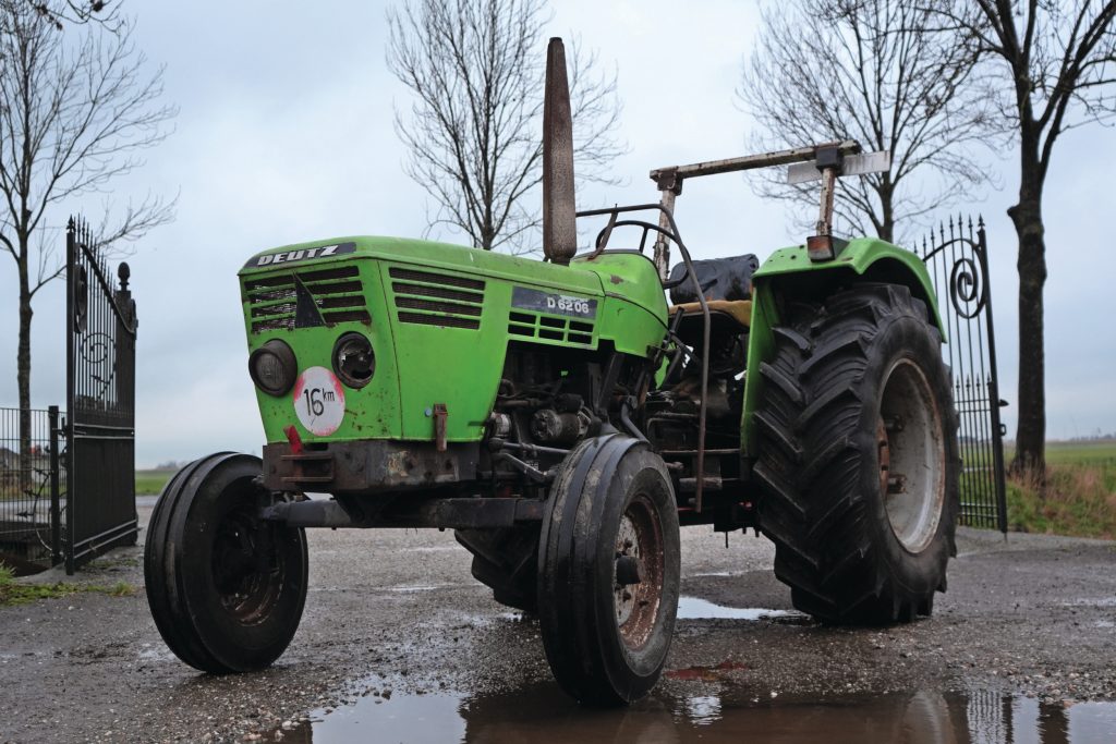 Als voorbeeld: we hebben een instructieboekje gedigitaliseerd van de Deutz D6206, een oudere Deutz-trekker. Deze scan is geüpload in Chat-GPT en Google Gemini om te ervaren of de chatbots betrouwbaarder worden als je correcte data aanlevert om te gebruiken.