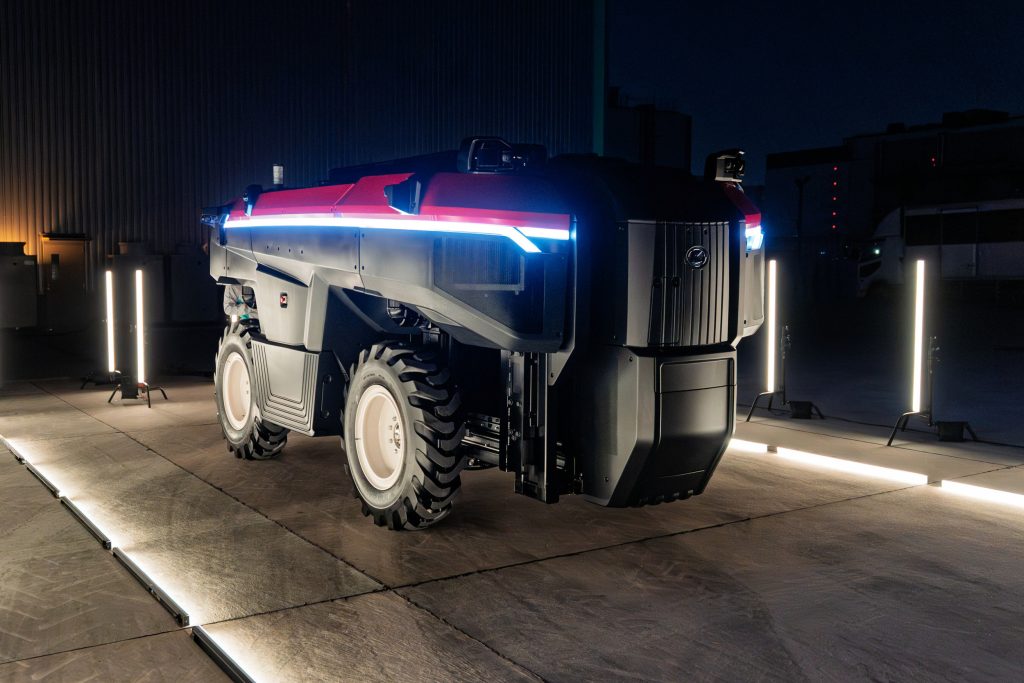 De KVPR (Kubota Versatile Platform Robot) is een autonome robot die via het automatisch wisselen van aanbouwdelen in verschillende machineformaten kan transformeren.