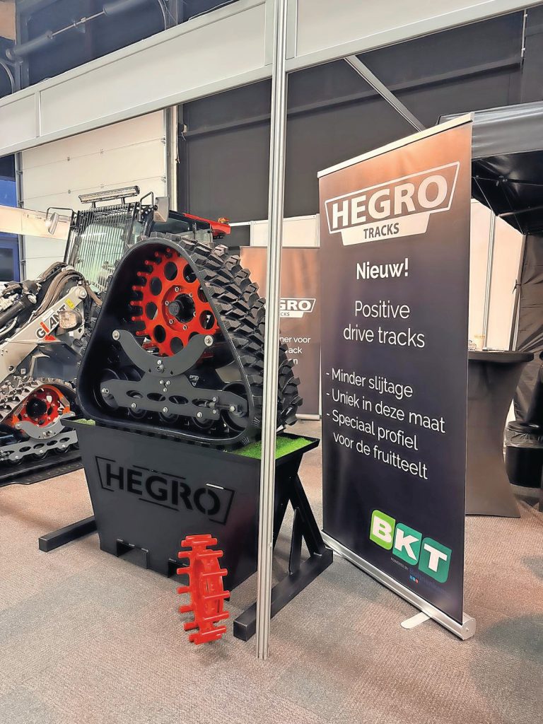 Er zijn twee versies beschikbaar. Hier is het type met F-frame getoond, waarbij een subframe aan de machine wordt geplaatst. De rupsen onder de Fendt-trekker zijn van het DS-frame, dat geen subframe aan de trekker nodig heeft. Foto: Bohnenkamp