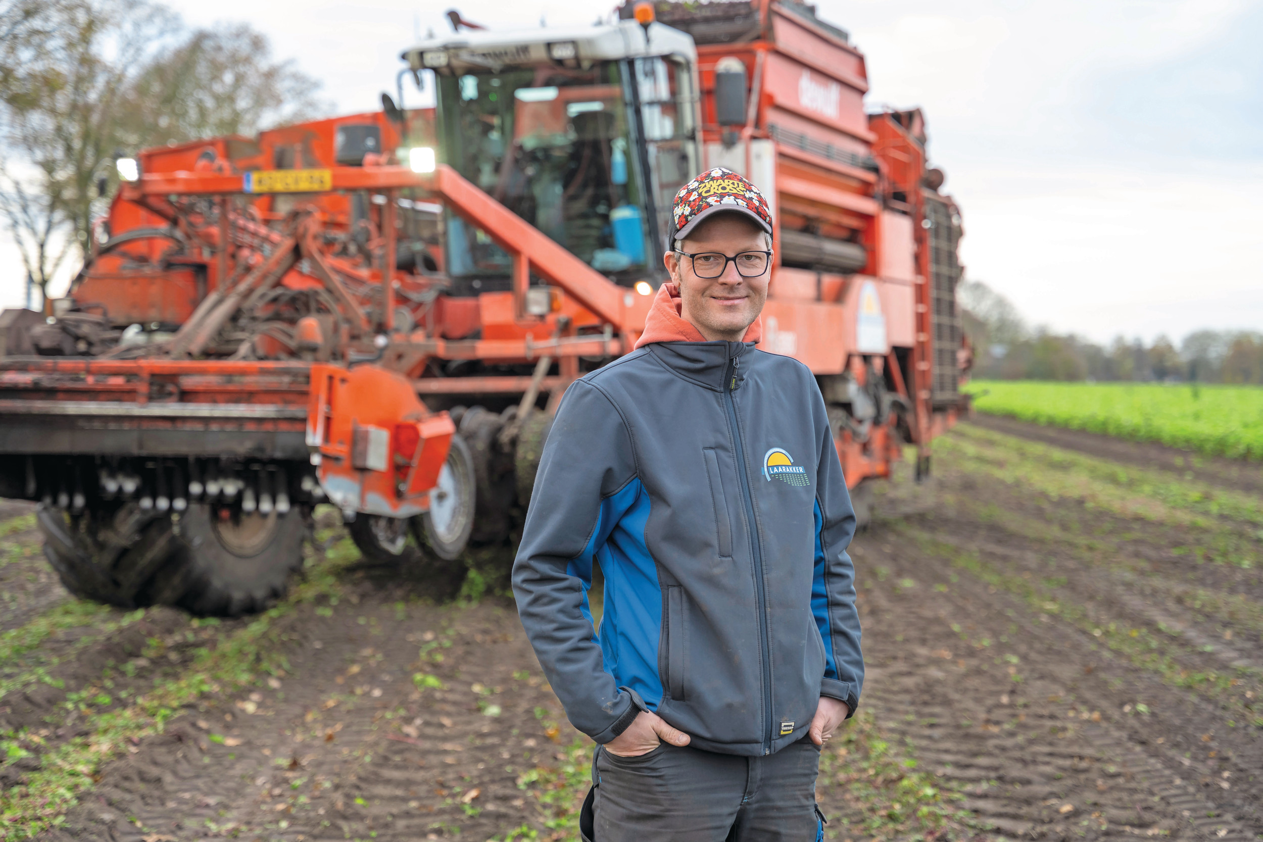 Jeroen Martens rijdt voor Laarakker Groenteverwerking op een Dewulf RA 5060 zelfrijdende rooimachine. “Als je in de supermarkt iets van Hak of Maasoever koopt, heb je kans dat ik dat gerooid heb.” Foto: Bram Becks Fotografie