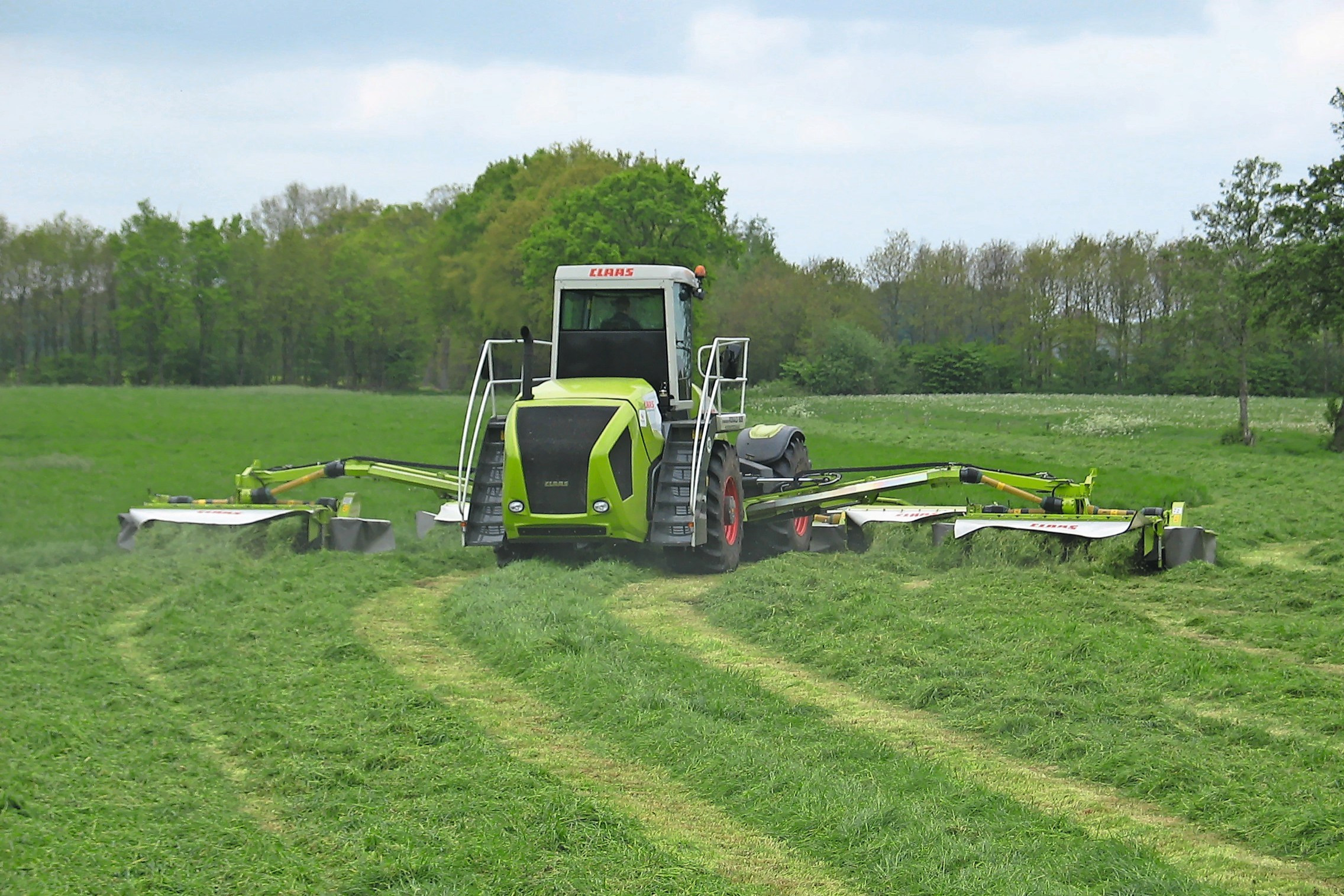In 2004 draaide de Friese loonwerker Ronald Bos als eerste in Nederland met een Claas Cougar 1400. Een indrukwekkende machine die in de markt maar een beperkt succes had en daardoor in 2011 uit productie werd genomen. Foto: Bas van Hattum