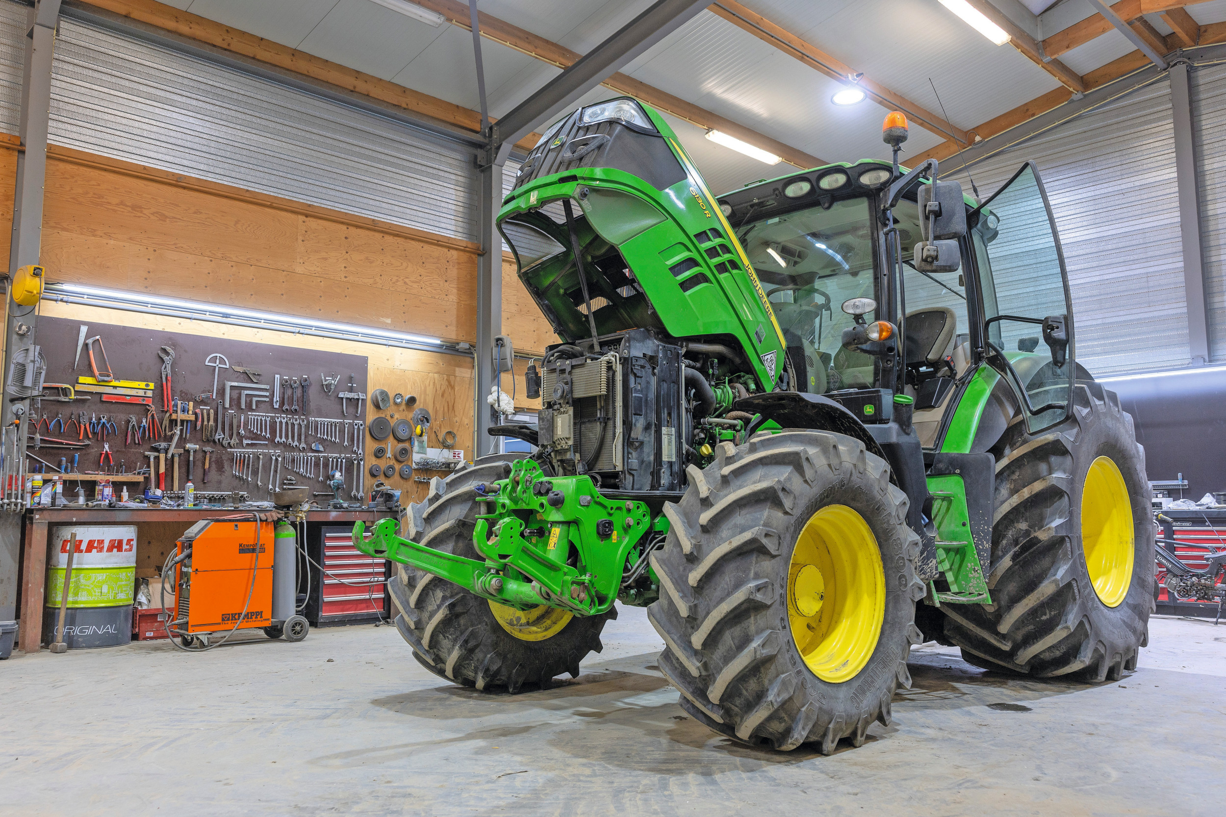 John Deere 6130R in een werkplaats. Ipso Agricultura is één van de grootste John Deere-dealers van Europa. De dealer neemt zeventien locaties over van John Deere-verkooppartners Rebo Landmaschinen en B+S Landtechnik in Duitsland. Foto: Mark Pasveer