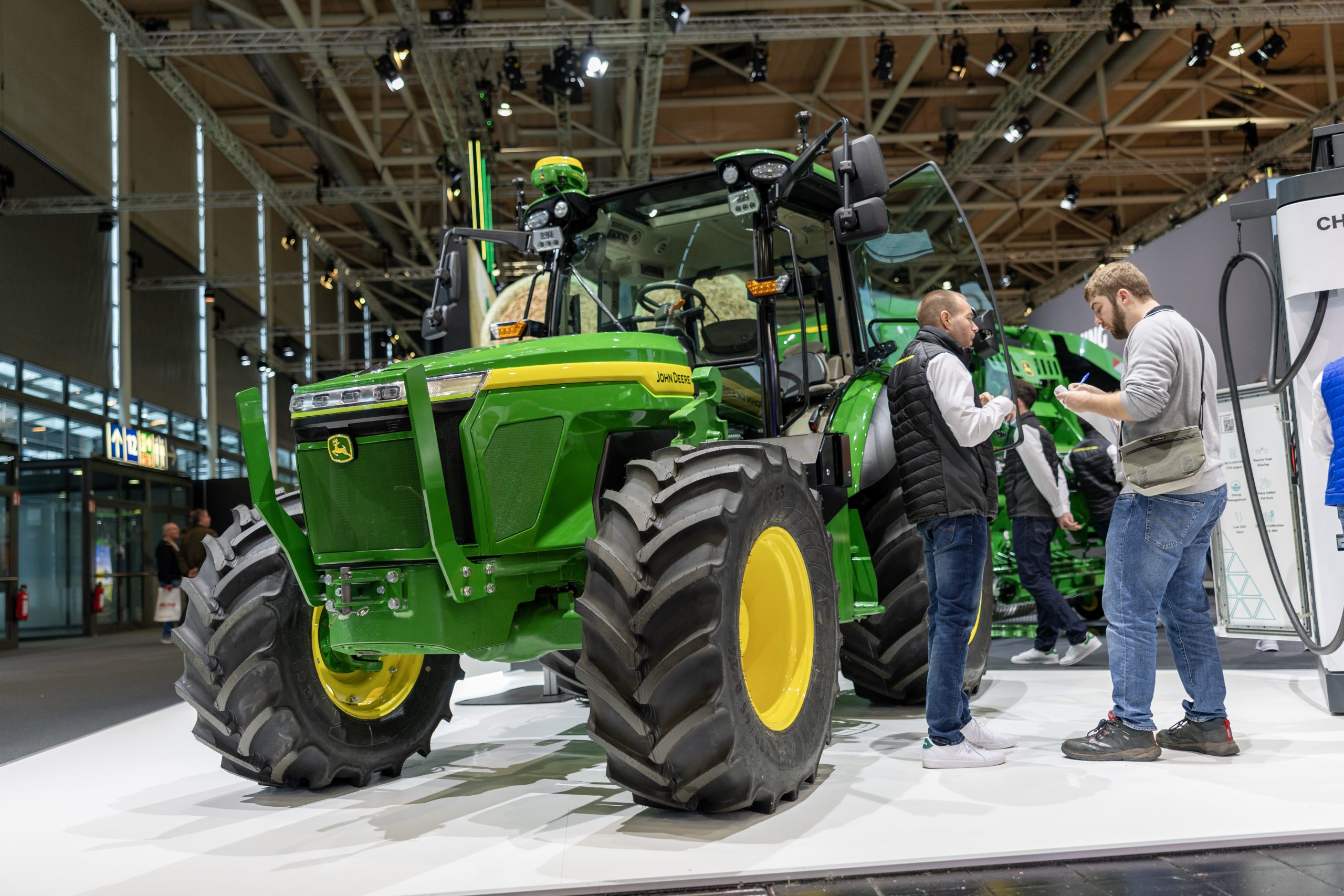 John Deere heeft de marktintroductie van de volledige elektrische trekker gepland in 2027. De E-Power-trekker wordt in een beperkte oplage geproduceerd. Foto: Mark Pasveer
