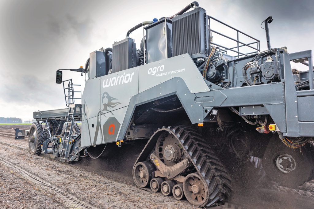 De rooier rijdt iets in hondengang (1,5 graad) om royaal afstand van het ongerooide bed te houden. In plaats van rupsen zijn ook luchtbanden mogelijk. Het wielstel achterop is voor rijden op de weg om de maximaal toegestane 11 ton aslast niet te overschrijden. Bovenop is de motor rondom goed bereikbaar voor onderhoud.