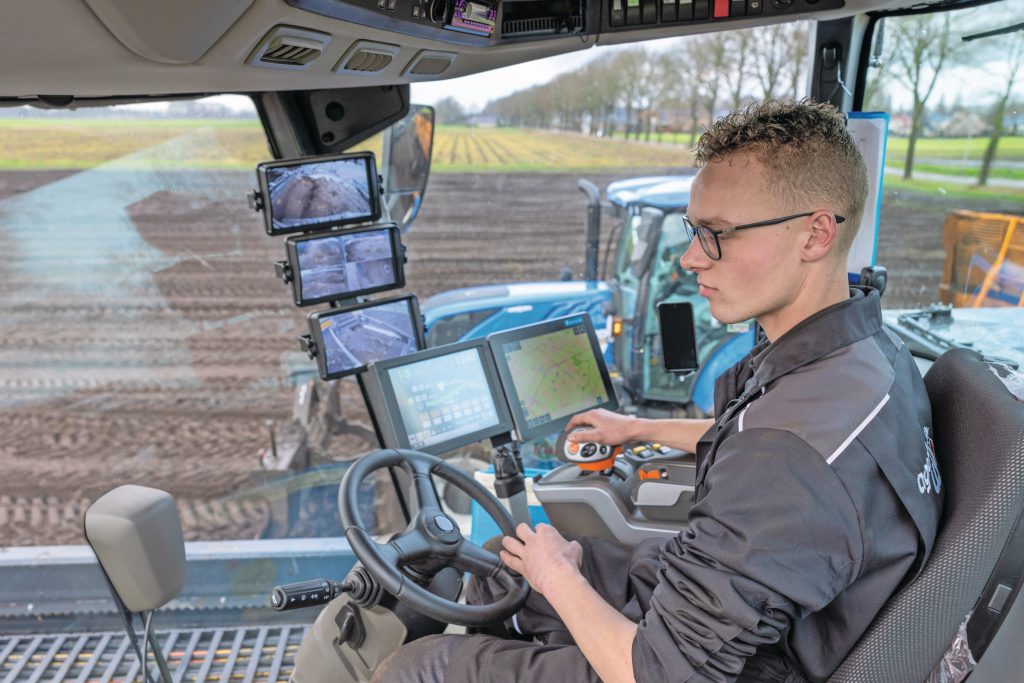 De Claas-cabine is ruim en comfortabel, met uitstekend zicht. Voor de bediening zijn er de C-Motion-multihendel en het touchscreen van Claas, aangevuld met meerdere camera’s voor zicht op de totale machine.