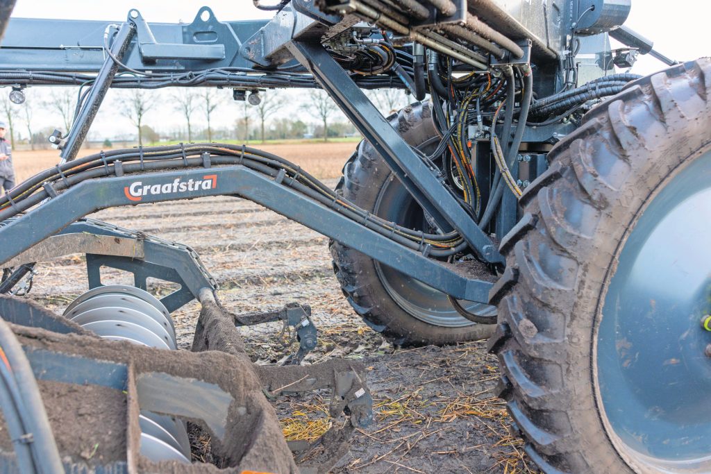 Specifiek voor de lelies is een vijzel gemonteerd die het bed schoonveegt. De rooibek is getrokken gemonteerd en wordt met tasters op diepte gehouden.