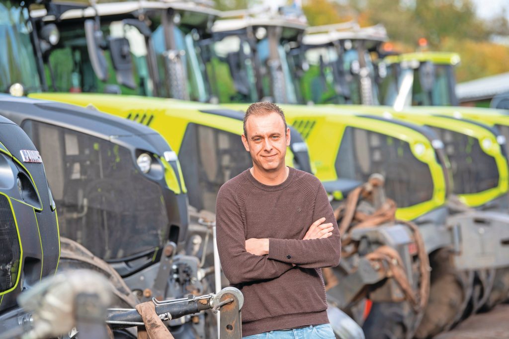 Robin Timmer (33) is eigenaar van Pleizier & Timmer, Timmer GWW en Van Den Brom. Bij elkaar werken er 75 mensen. De GWW is de corebusiness van het bedrijf. Het agrarisch werk is nog maar 9% van wat ze doen, maar toch zijn dit nog genoeg hectares. Zo hakselen ze ongeveer 600 hectare mais per jaar, maar ook maaien ze 1.200 hectare gras. In 2025 was de omzet ongeveer € 21 miljoen.