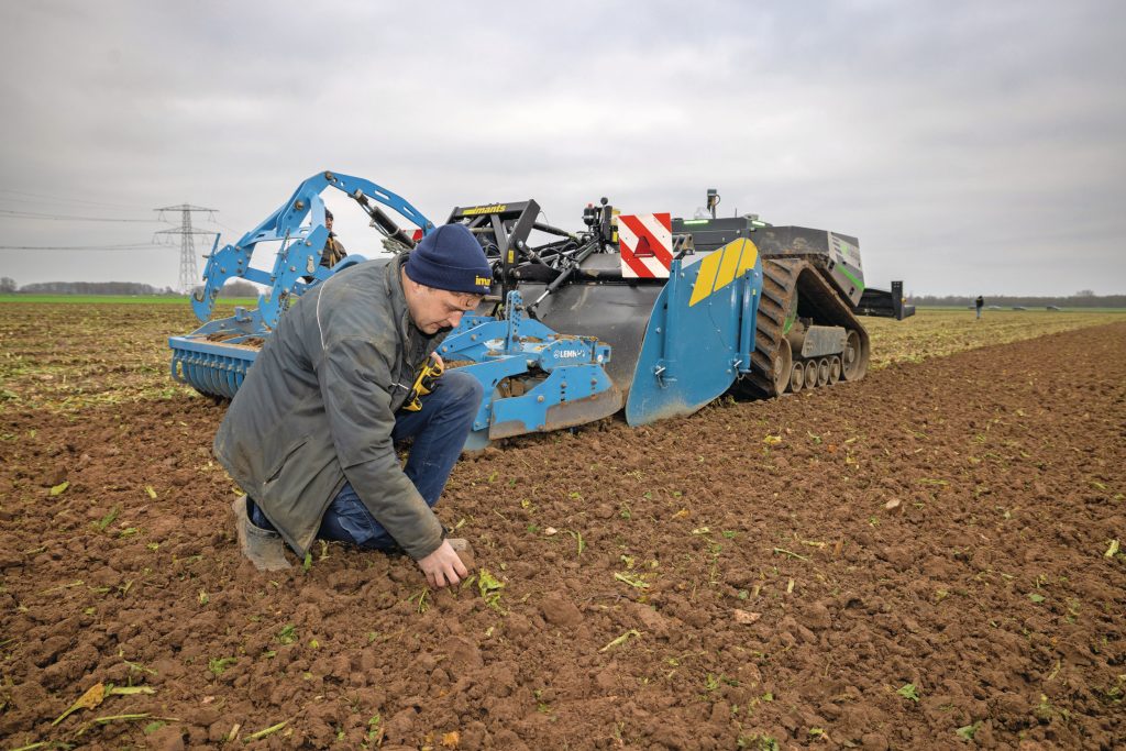 Marijn Vermuë is tevreden over hoe de combinatie het land klaarlegt. Na één seizoen is de inzet van de AgBot en het inmeten van nieuwe werktuigen voor de akkerbouwer bijna een vanzelfsprekendheid.