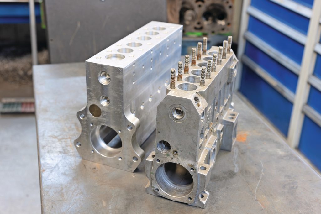 De zelf ontwikkelde brandstofpomp uit aluminium (links) is groter en heeft meer ‘body’ dan de pomp van Sigma (rechts). Foto: Peter Roek