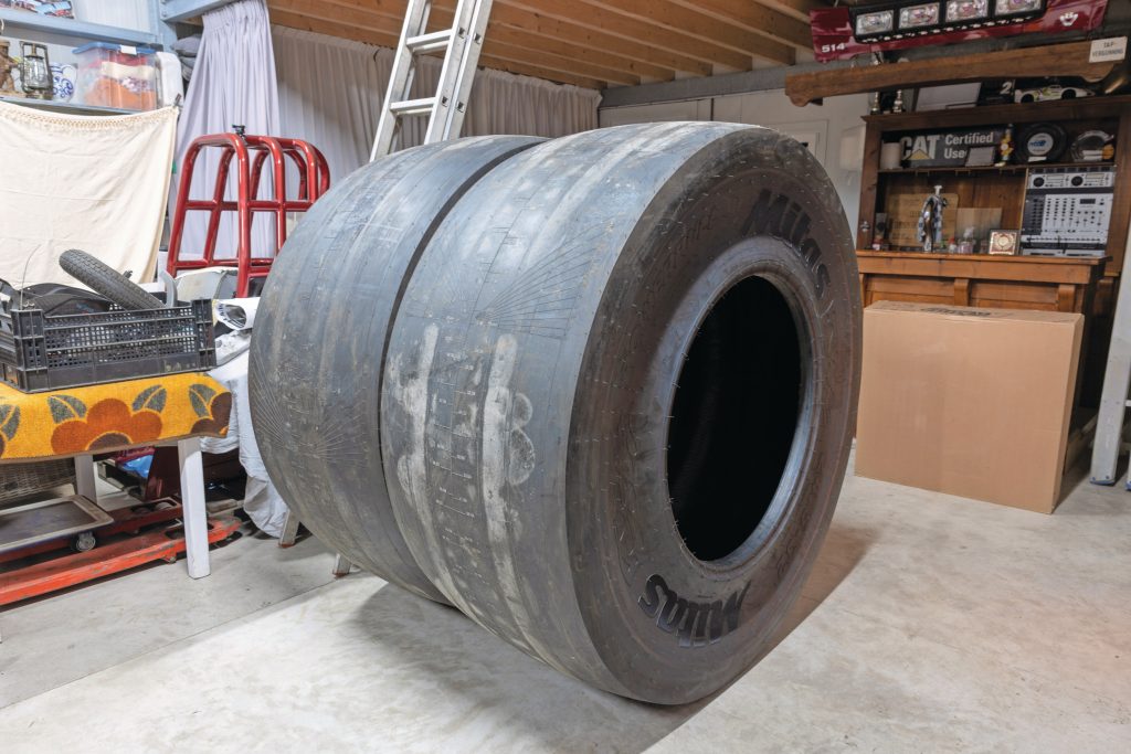 Deze nieuwe set banden van Mitas krijgt nog een profiel. Het bandenmerk maakt het mogelijk om dit naar eigen inzicht te ontwikkelen. Foto: Peter Roek