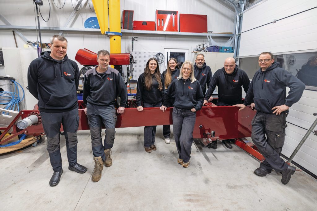 Dit is tractorpullingteam Rocky, met v.l.n.r. Bert Wuytack (46), Barend Huijbregts (51), Isabell Huijbregts (19), Babet Huijbregts (14), Manda Luteijn (50), Hans Biemans (45), Frank Ros (54) en Albert Ruyten (55). Op de foto ontbreken teamleden Rob van Zoggel en Wim van Erp. Foto: Peter Roek